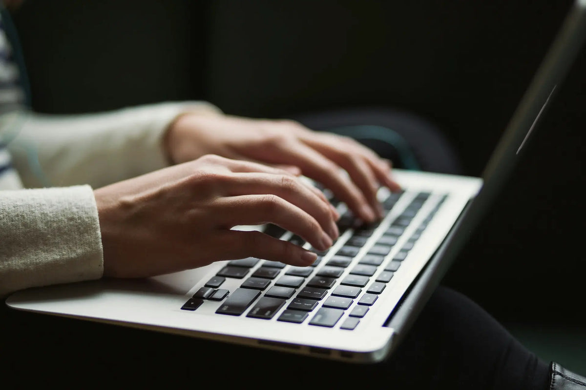 Ordinateur illustrant la prise de contact avec l'équipe IntelAction pour découvrir une solution d'intelligence d'affaires et d'analyse des marchés publics